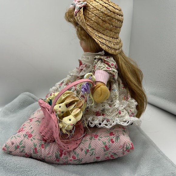 Vintage Porcelain Kneeling Blue-eyed Doll w/Basket of Bunnies 10”approx - Picture 6 of 10